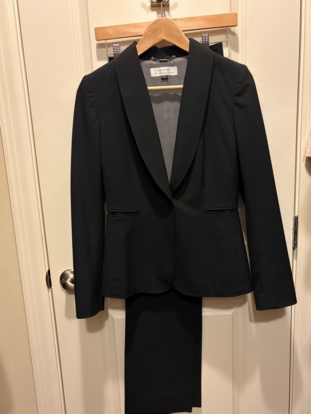 Women’s Tahari Black Suit with Classic Blazer and Straight-Leg Dress Pants